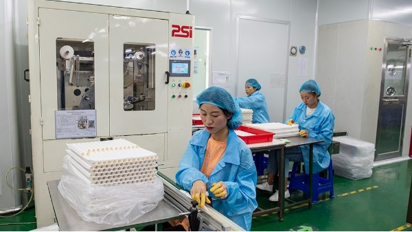 塑料制品制造廠里什么是吹瓶？